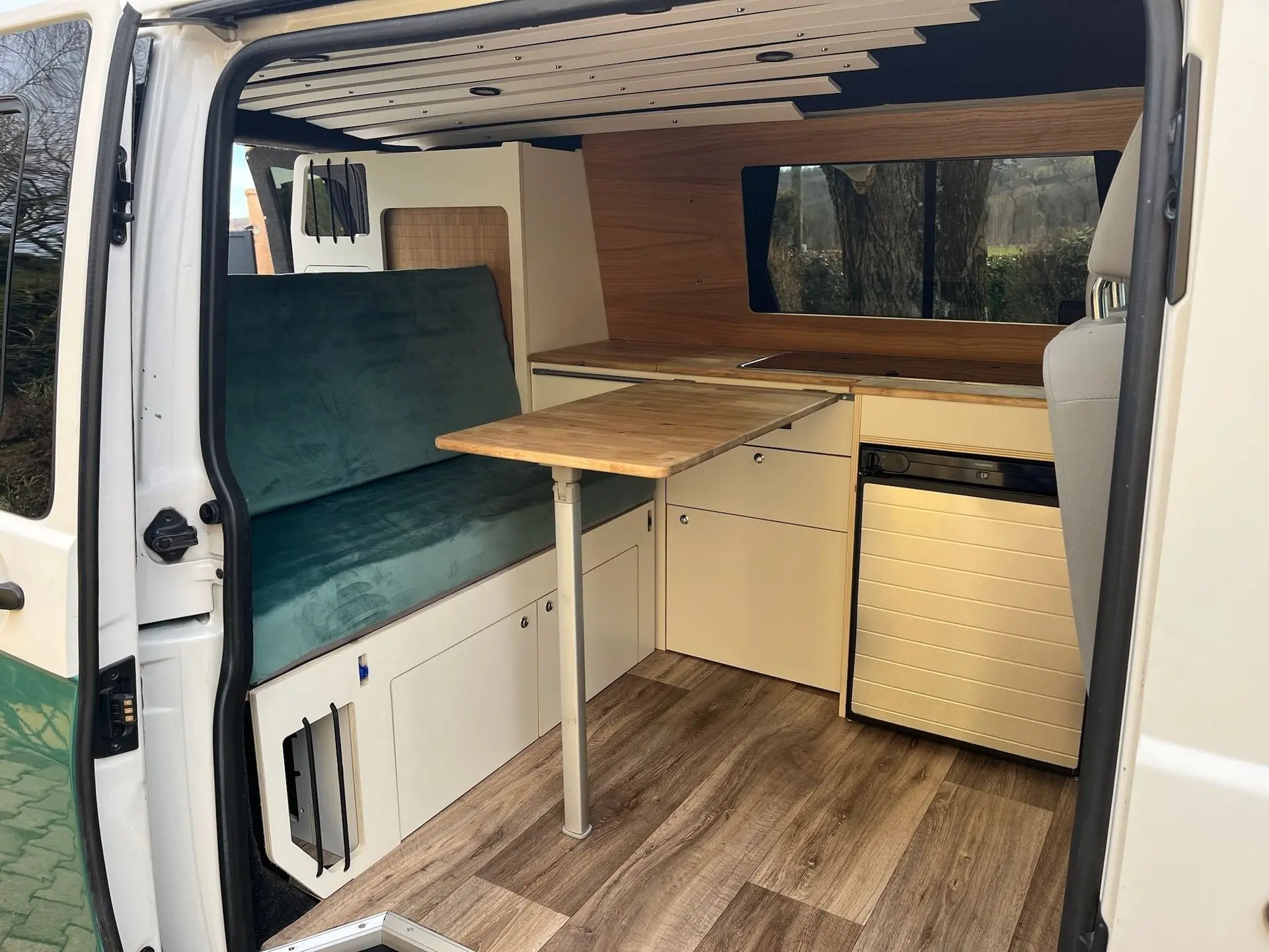 intérieur du van, kit complets, rangement