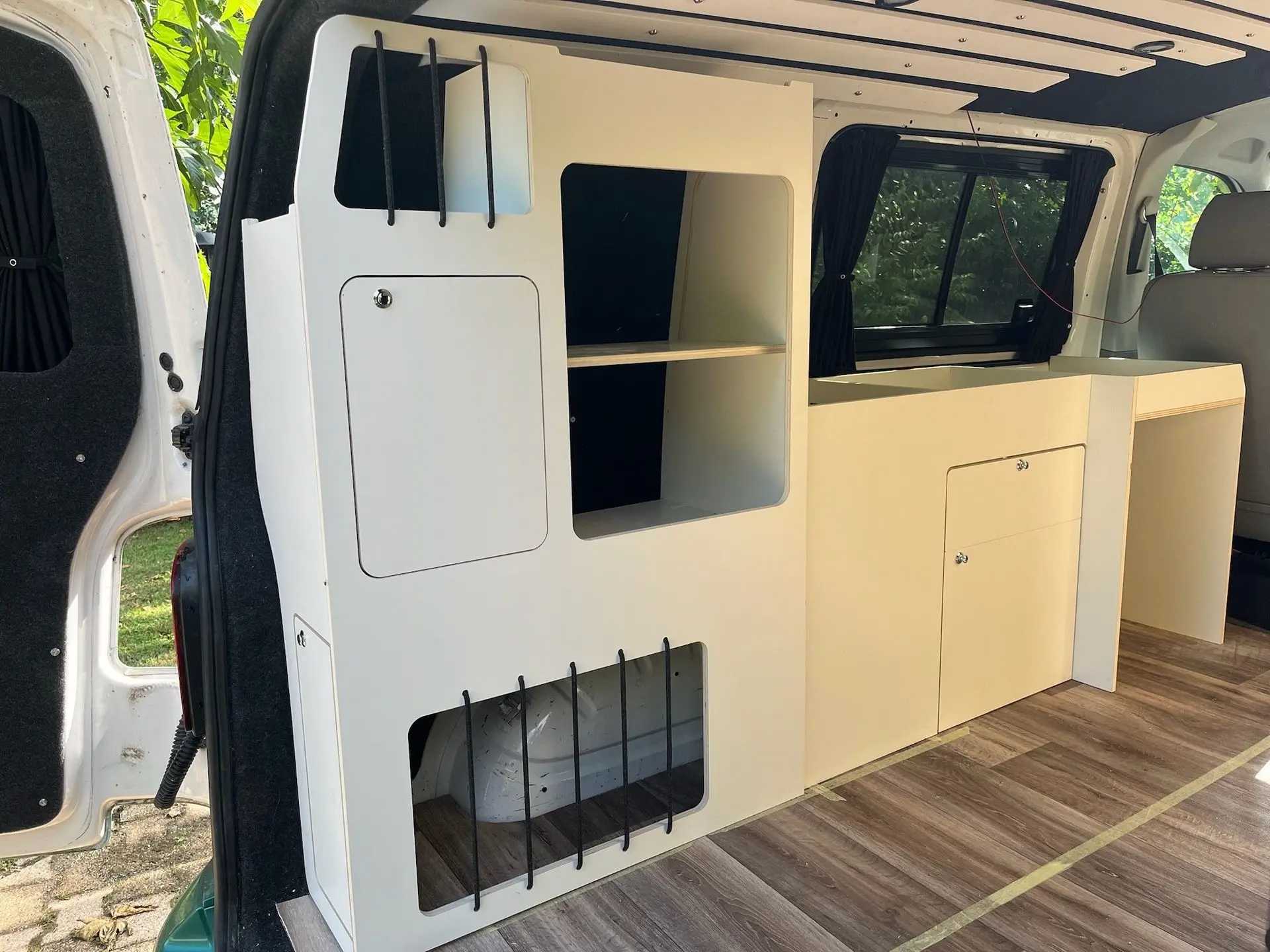 intérieur du van, kit complets, rangement